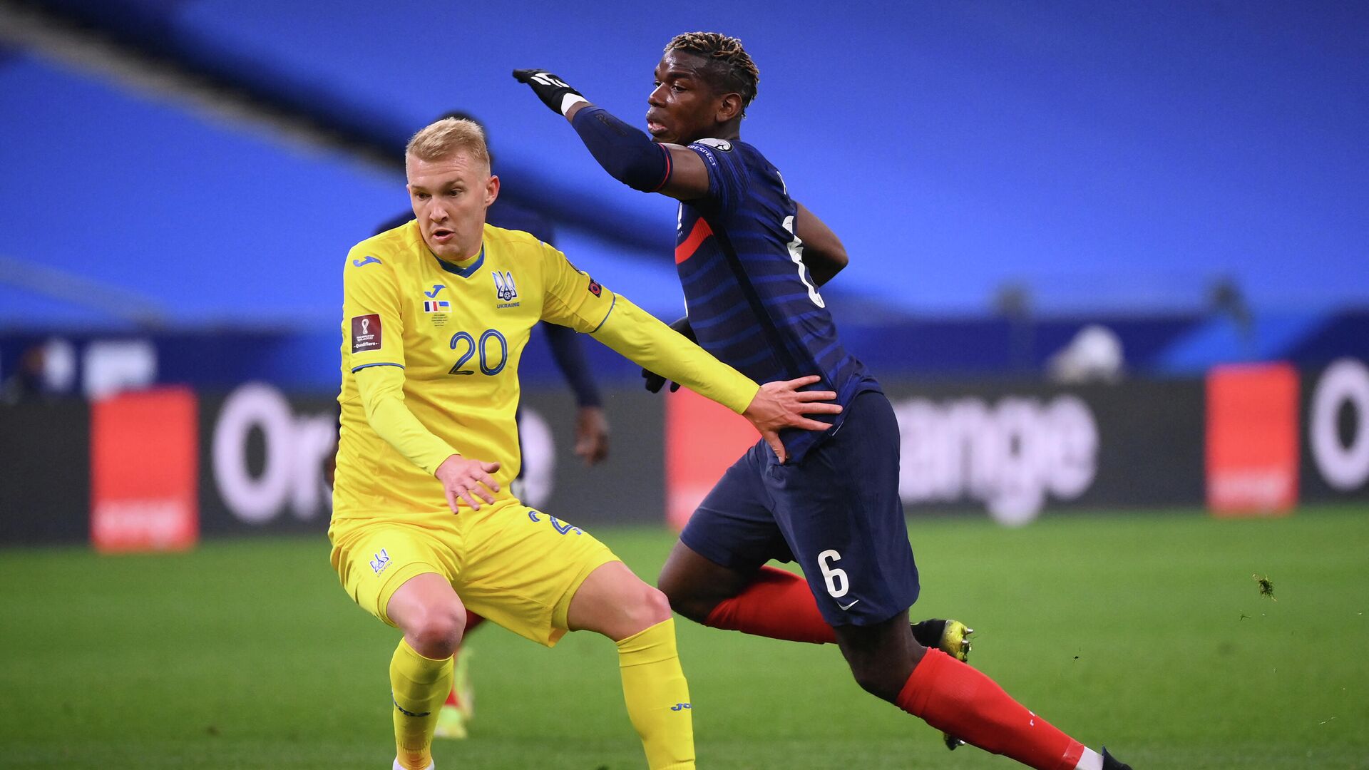 Ukraine's forward Viktor Kovalenko (L) vies with France's midfielder Paul Pogba during the FIFA World Cup Qatar 2022 qualification football match between France and Ukraine at the Stade de France in Saint-Denis, outside Paris, on March 24, 2021. (Photo by FRANCK FIFE / AFP) - РИА Новости, 1920, 25.03.2021