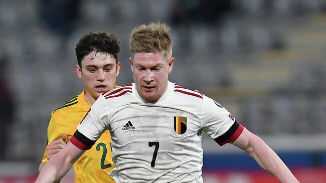 Belgium's midfielder Kevin De Bruyne (front) is challenged by Wales' forward Daniel James (R) during the FIFA World Cup Qatar 2022 qualification football match between Belgium and Wales at the Den Dreef Stadium in Leuven on March 24, 2021. (Photo by JOHN THYS / AFP)