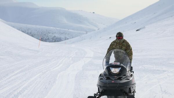 Военнослужащий подразделения Росгвардии во время занятий по горной подготовке в Хибинских горах