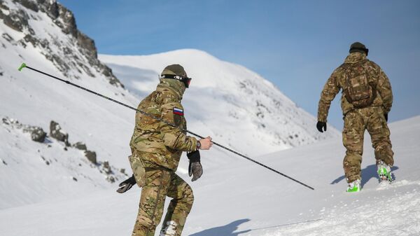 Военнослужащие подразделения Росгвардии во время занятий по горной подготовке в Хибинских горах