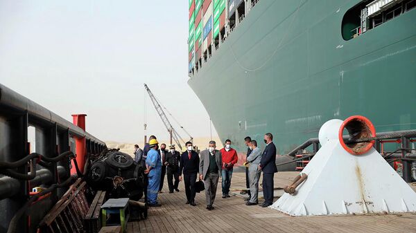 Глава Администрации Суэцкого канала возле контейнеровоза Ever Given севшего на мель