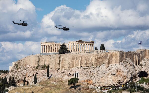 Вертолеты Agusta-Bell АВ 205 ВВС Греции на параде, посвященном 200-летию независимости Греции