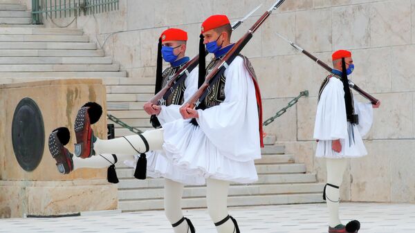 Почетный караул эвзонов у могилы Неизвестного солдата на площади Синтагма в Афинах
