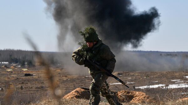 Военнослужащий Вооруженных сил России во время активной фазы батальонного тактического учения 