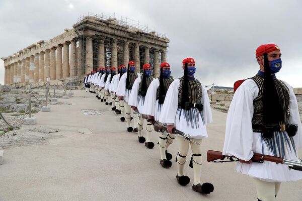 Почетный караул эвзонов после церемонии поднятия греческого флага во время празднования 200-летия независимости Греции