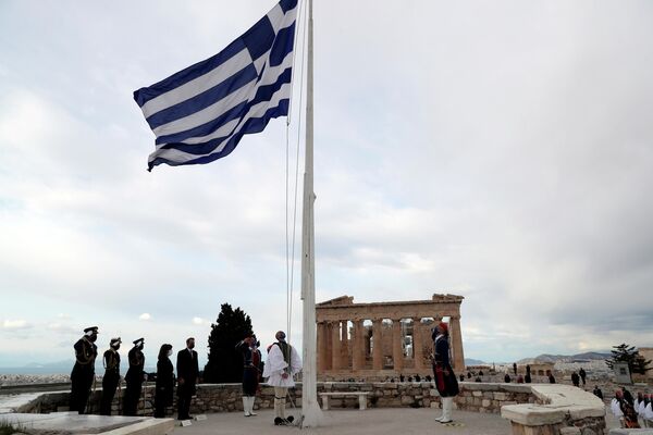 Почетный караул эвзонов на церемонии поднятия греческого флага во время празднования 200-летия независимости Греции