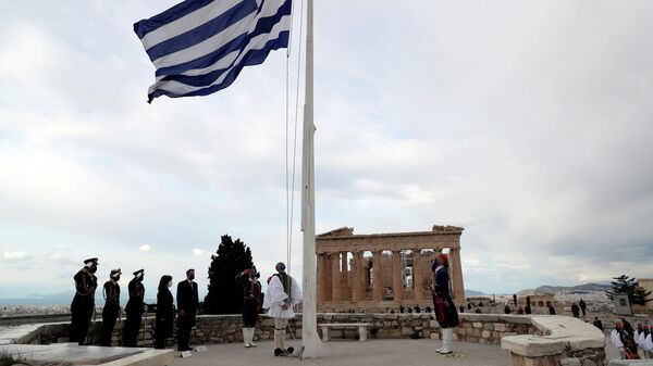 Почетный караул эвзонов на церемонии поднятия греческого флага во время празднования 200-летия независимости Греции