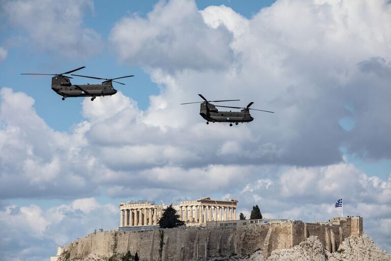 Военно-транспортные вертолеты CH-47 Chinook ВВС Греции на параде, посвященном 200-летию независимости Греции