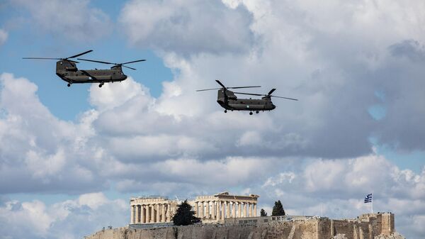 Военно-транспортные вертолеты CH-47 Chinook ВВС Греции на параде, посвященном 200-летию независимости Греции