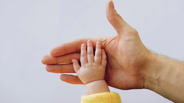 Ребенок держит взрослого за руку