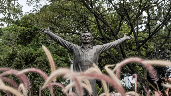 Памятник космонавту Юрию Гагарину в Джакарте