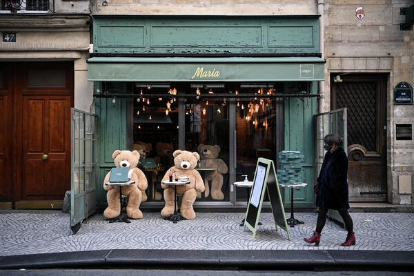 Плюшевые медведи за столиками закрытого ресторана в Париже 
