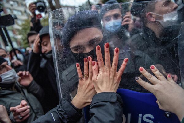 Протестующие женщины сталкиваются с турецкими полицейскими во время демонстрации против выхода Турции из Стамбульской конвенции по защите прав женщин в Стамбуле