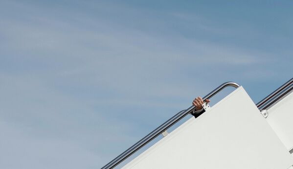 Президент США Джо Байден споткнулся, поднимаясь по ступеням трапа перед вылетом в Джорджию