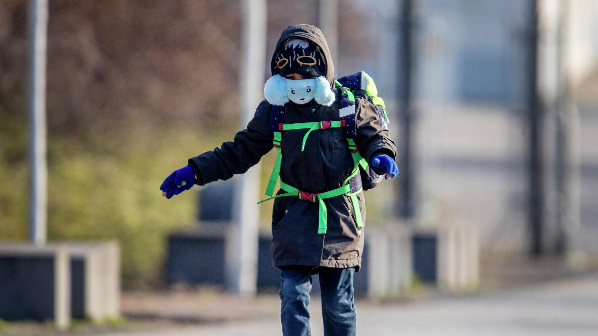 Мальчик в защитной маске идет в школу во Франкфурте, Германия  - РИА Новости, 1920, 12.07.2021