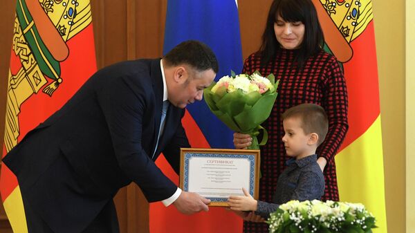 Губернатор Тверской области Игорь Руденя на церемонии вручения жилищных сертификатов