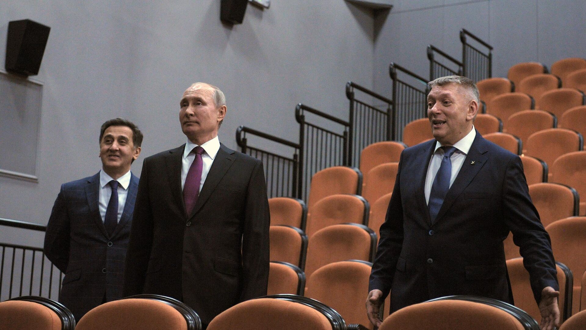 Президент РФ Владимир Путин, балетмейстер Майрбек Матаев и художественный руководитель ДМТЮА Александр Федоров во время посещения нового здания Детского музыкального театра юного актёра (ДМТЮА) - РИА Новости, 1920, 25.03.2021