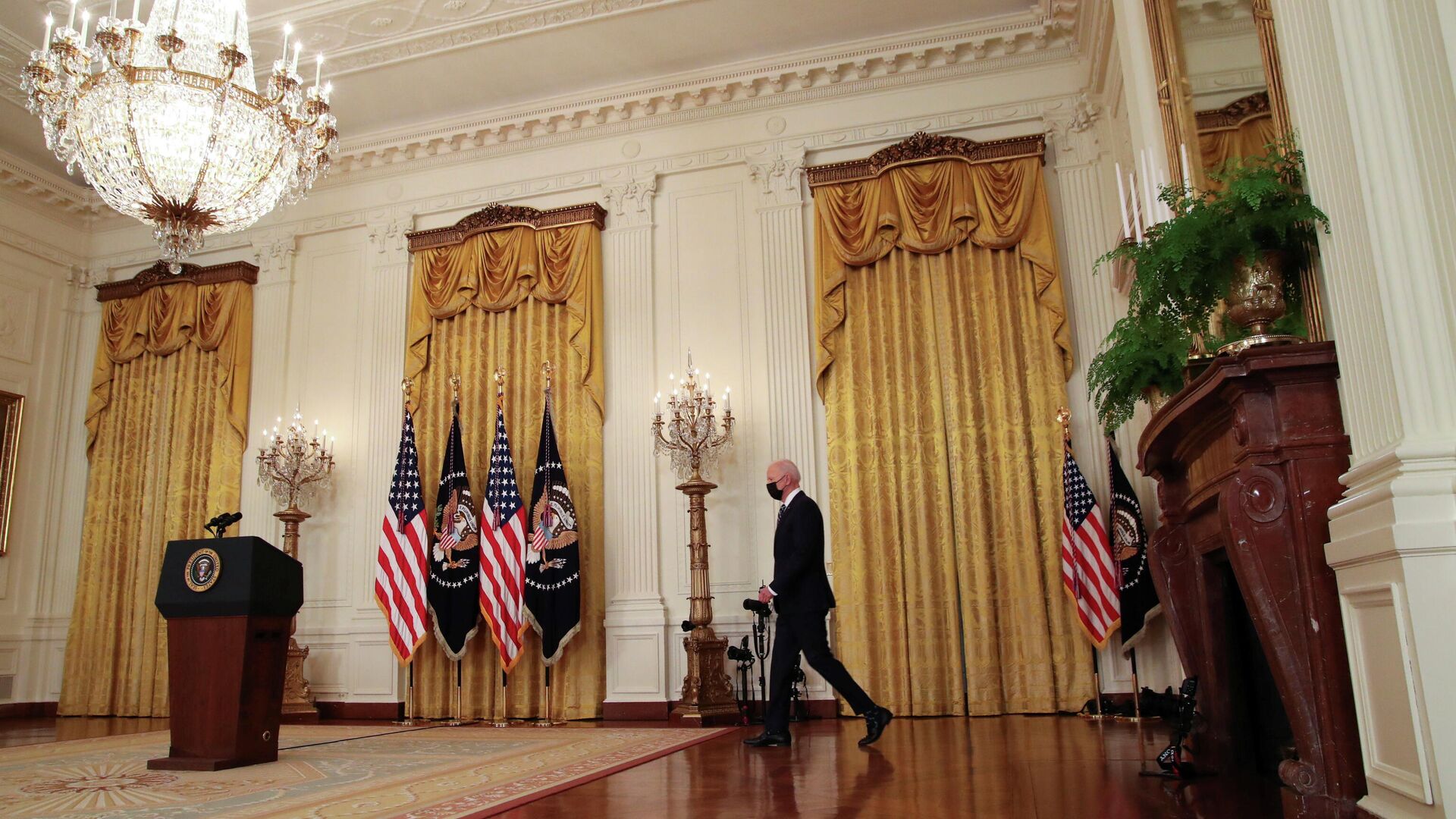 Президент США Джо Байден перед началом первой пресс-конференции в Белом доме в Вашингтоне - РИА Новости, 1920, 05.04.2021