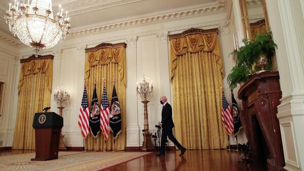 Президент США Джо Байден перед началом первой пресс-конференции в Белом доме в Вашингтоне