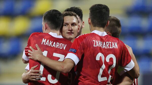Игроки молодежной сборной России радуются забитому мячу в матче 1-го тура группового этапа чемпионата Европы по футболу 2021 среди молодежных команд между сборными России и Исландии.