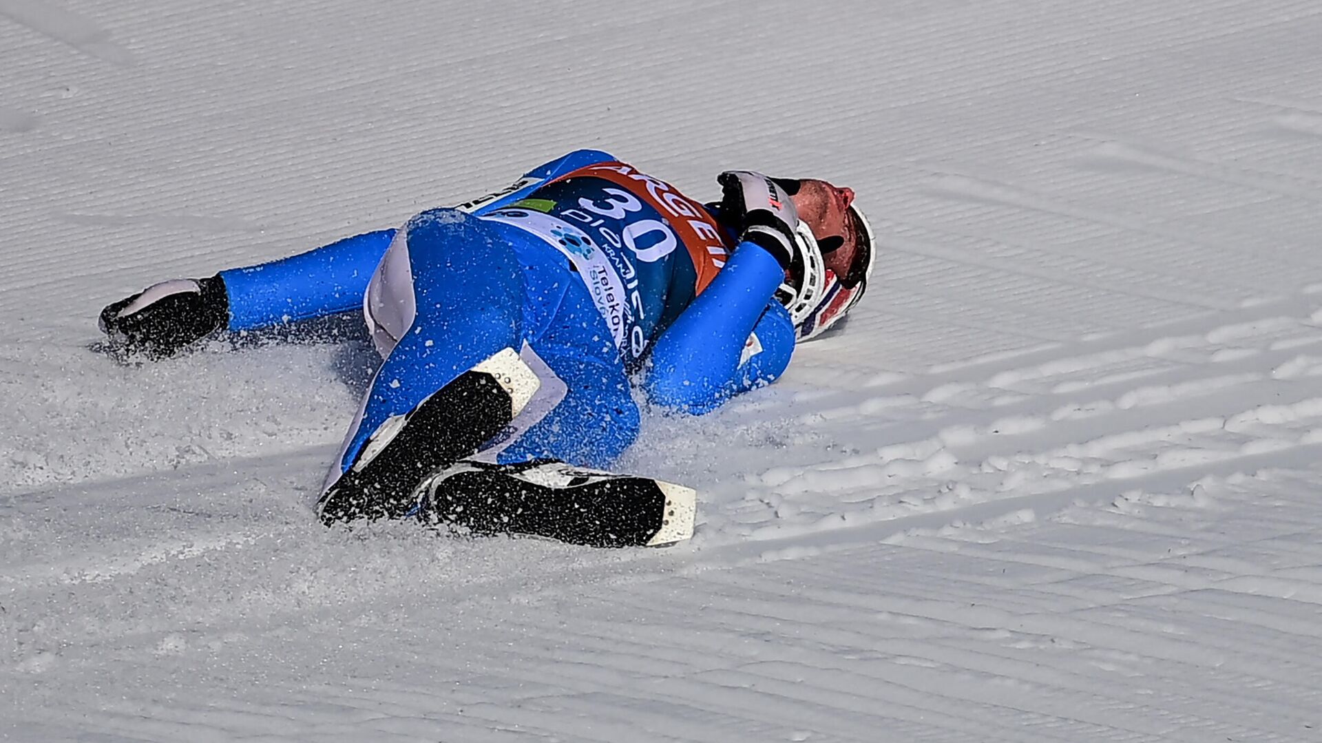 Norway’s Daniel Andre Tande lies on the snow after a fall during the FIS Ski Jumping World Cup Flying Hill Individual competition in Planica on March 25, 2021. (Photo by Jure MAKOVEC / AFP) - РИА Новости, 1920, 25.03.2021