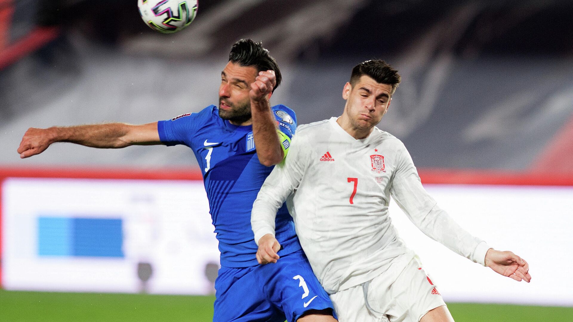 Spain's forward Alvaro Morata (R) challenges Greece's defender Georgios Tzavelas during the FIFA World Cup Qatar 2022 qualification football match between Spain and Greece on March 25, 2021 at Los Carmenes stadium in Granada. (Photo by JORGE GUERRERO / AFP) - РИА Новости, 1920, 26.03.2021