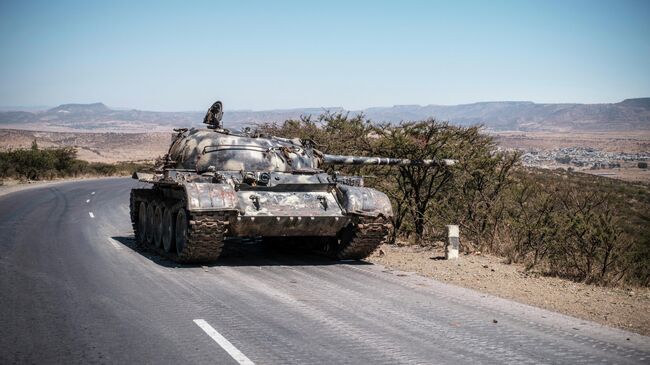 Поврежденная военная техника на дороге к северу от Мекеле, столицы Тыграя