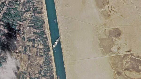 Контейнеровоз Ever Given, севший на мель на 151-м километре Суэцкого канала