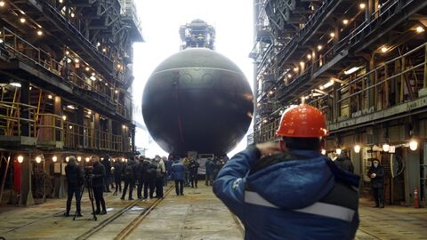 Подводная лодка Магадан на стапеле завода Адмиралтейские верфи на торжественной церемонии спуска на воду Подводная лодка Магадан на стапеле завода Адмиралтейские верфи на торжественной церемонии спуска на воду