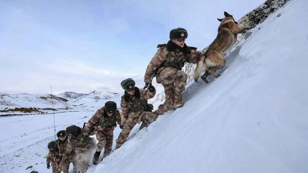 Военнослужащие НОАК во время патрулирования границы в районе перевала Хунджераб в Кашгаре