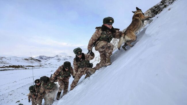 Военнослужащие НОАК во время патрулирования границы в районе перевала Хунджераб в Кашгаре