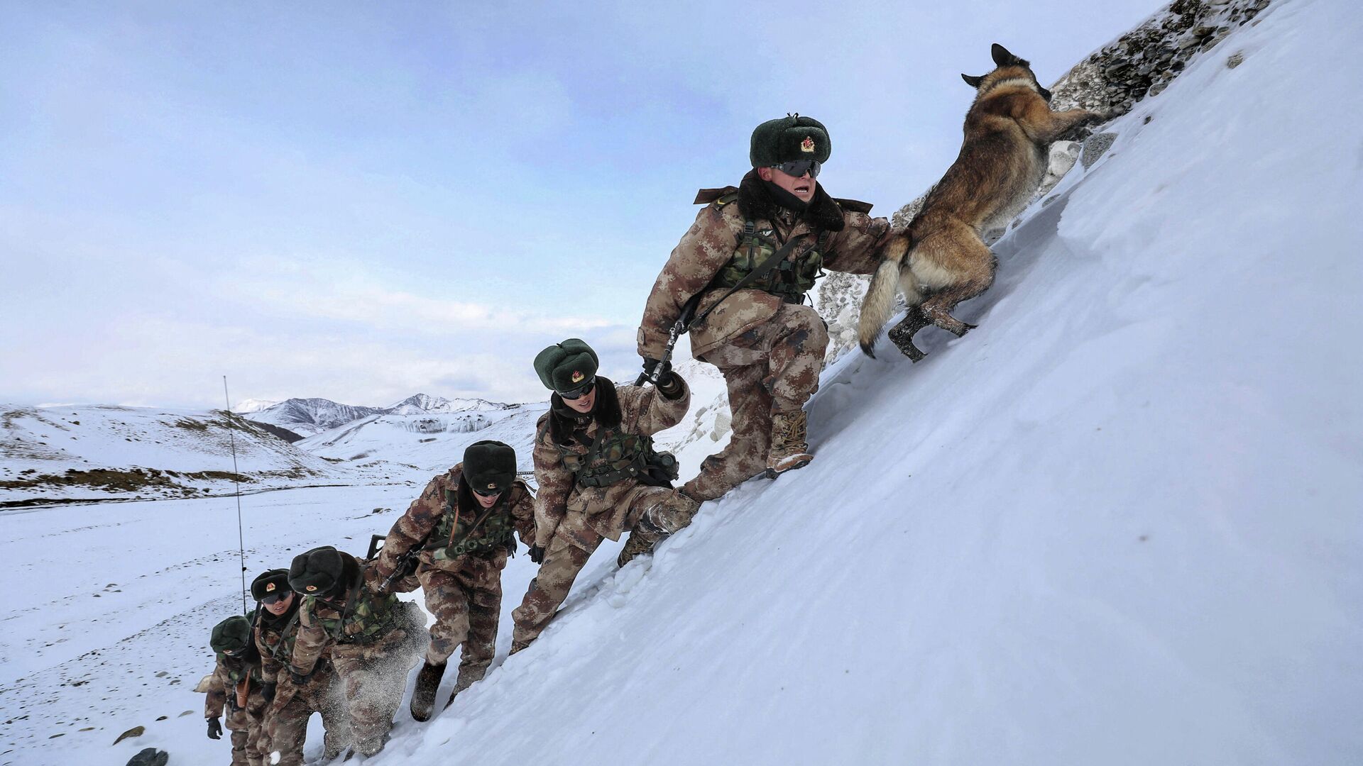 Военнослужащие НОАК во время патрулирования границы в районе перевала Хунджераб в Кашгаре - РИА Новости, 1920, 26.03.2021