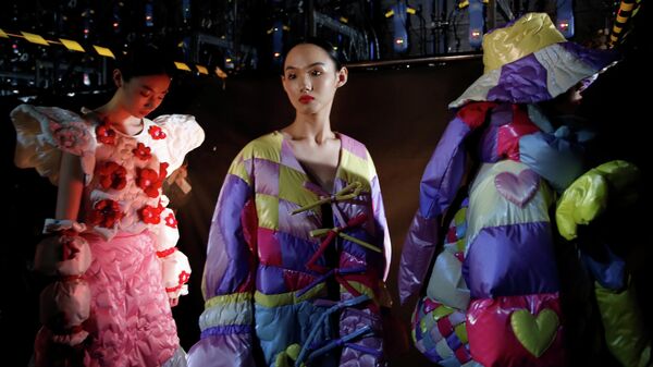 Модели перед показом на Китайской неделе моды в Пекине