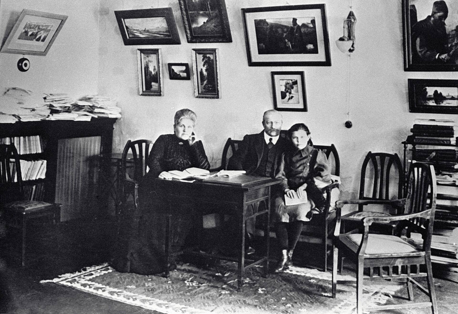 Павел Милюков с женой и дочерью в своей квартире. - РИА Новости, 1920, 26.03.2021