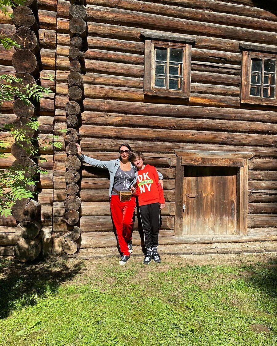 Алика Смехова с сыном в Костроме