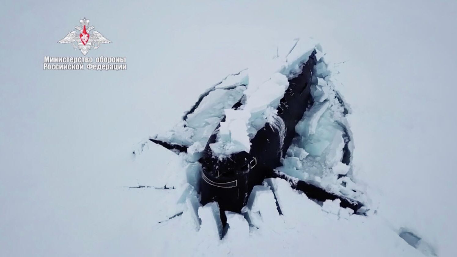 Три атомные подводные лодки одновременно всплыли, проломив лед в Арктике. Кадр видео - РИА Новости, 1920, 27.03.2021