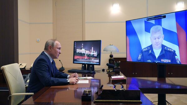 Президент РФ Владимир Путин заслушивает доклад главкома ВМФ РФ Николая Евменова о ходе комплексной арктической экспедиции