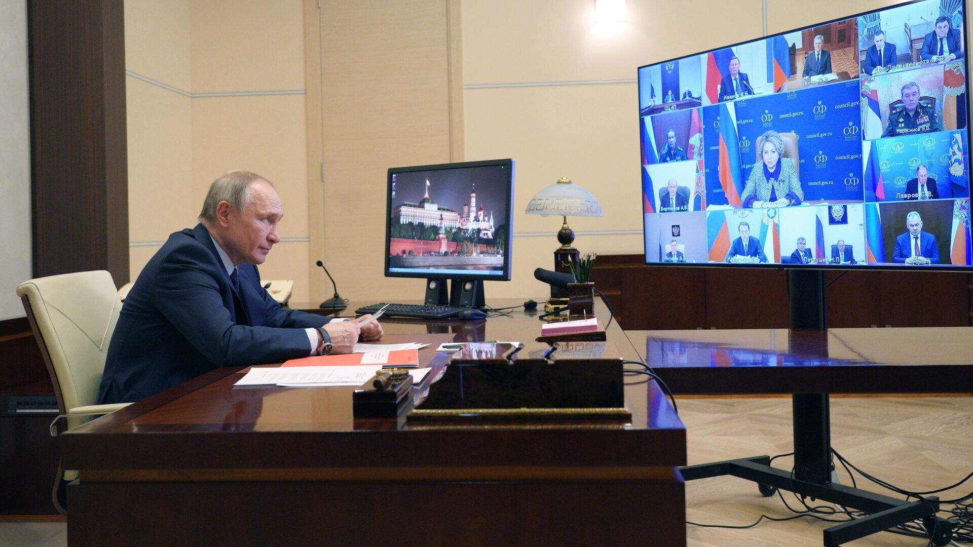 Президент РФ Владимир Путин проводит оперативное совещание с постоянными членами Совета безопасности РФ - РИА Новости, 1920, 26.03.2021