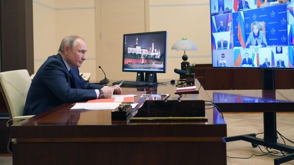 Президент РФ Владимир Путин проводит оперативное совещание с постоянными членами Совета безопасности РФ