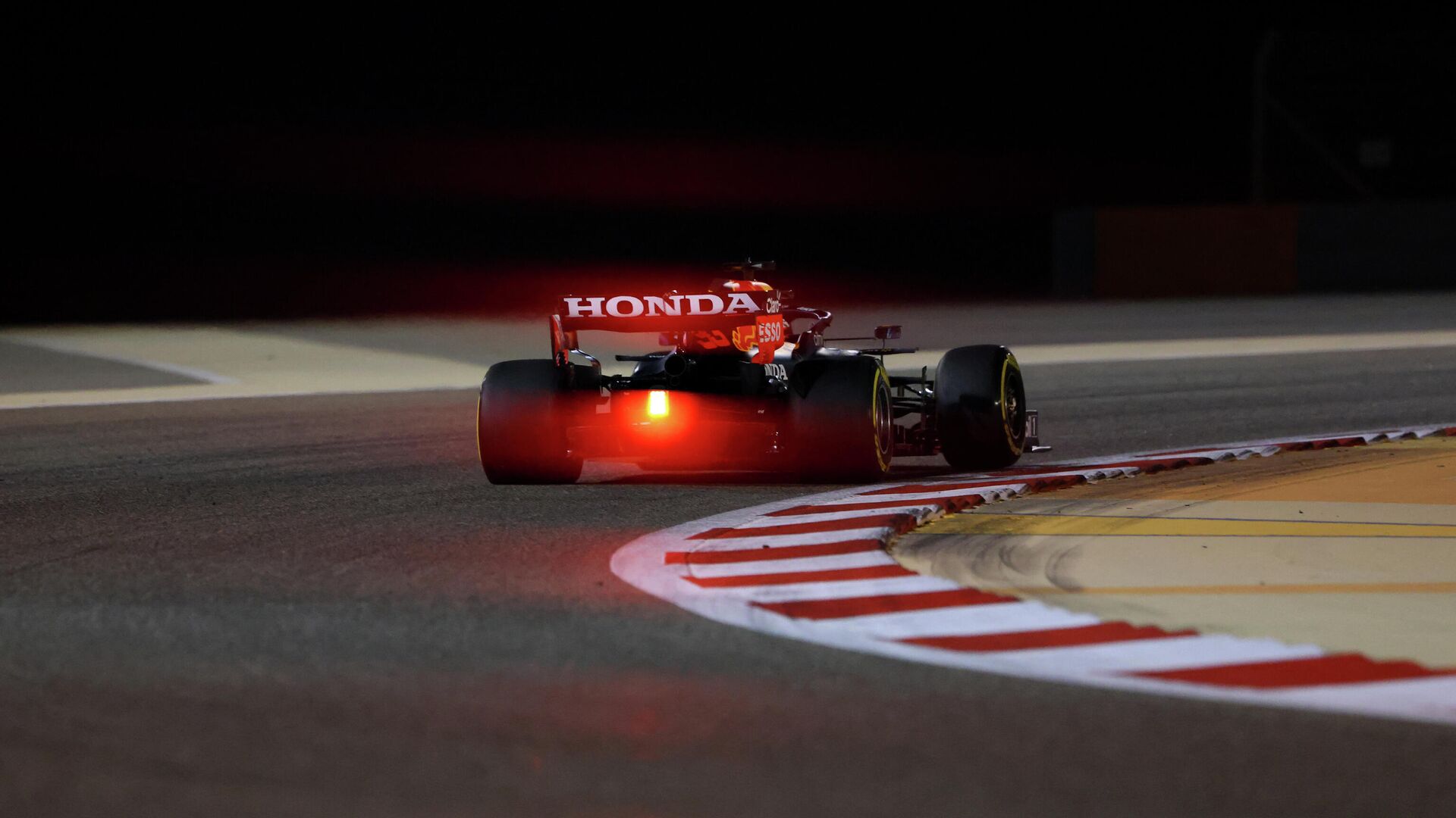 Red Bull's Dutch driver Max Verstappen drives during the second practice session ahead of the Bahrain Formula One Grand Prix at the Bahrain International Circuit in the city of Sakhir on March 26, 2021. (Photo by Giuseppe CACACE / AFP) - РИА Новости, 1920, 26.03.2021