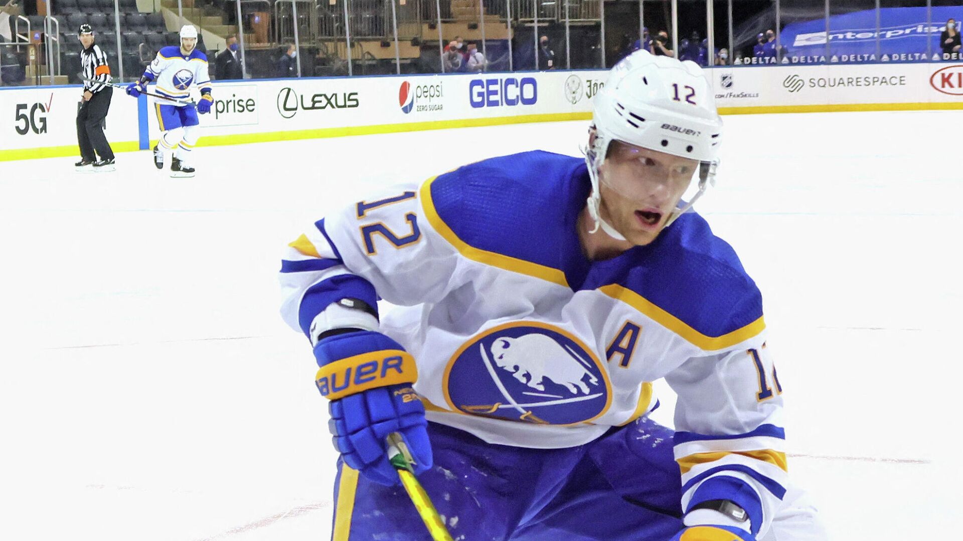 NEW YORK, NEW YORK - MARCH 22: Eric Staal #12 of the Buffalo Sabres skates against the New York Rangers at Madison Square Garden on March 22, 2021 in New York City.   Bruce Bennett/Getty Images/AFP (Photo by BRUCE BENNETT / GETTY IMAGES NORTH AMERICA / Getty Images via AFP) - РИА Новости, 1920, 26.03.2021