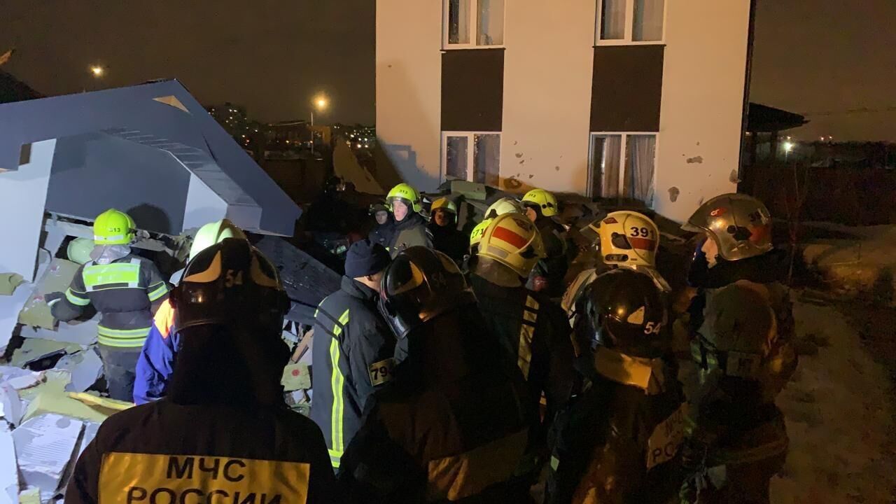 Сотрудники МЧС на месте обрушения строящегося частного дома в Новой Москве - РИА Новости, 1920, 27.03.2021