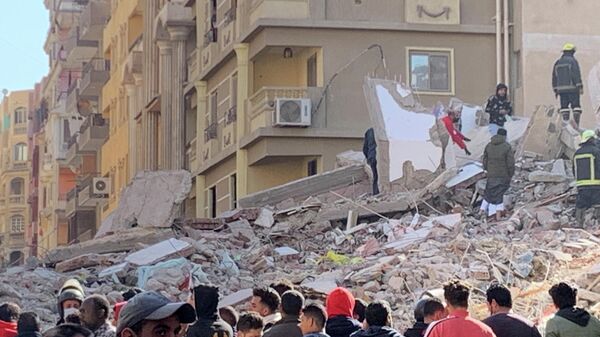 На месте обрушении дома в Каире, Египет