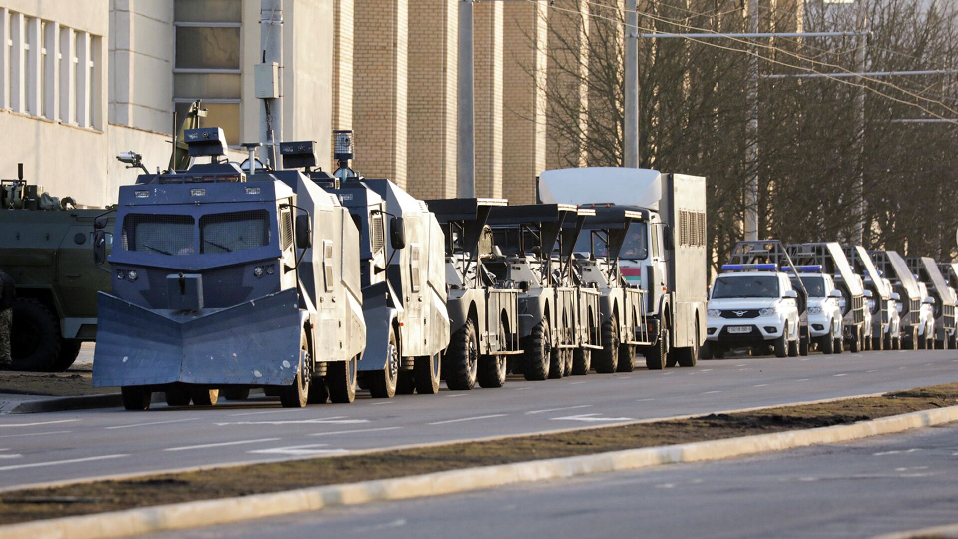 Полицейские водометы, припаркованные в центре Минска, перед акцией оппозиции. 2020 год - РИА Новости, 1920, 25.04.2024