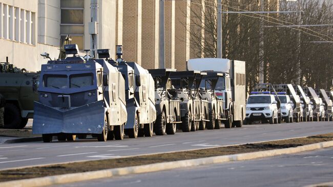 Полицейские водометы, припаркованные в центре Минска, перед акцией оппозиции. 2020 год