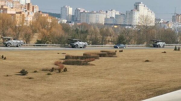 Техника силовиков проехала по шоссе от окраин к центру Минска