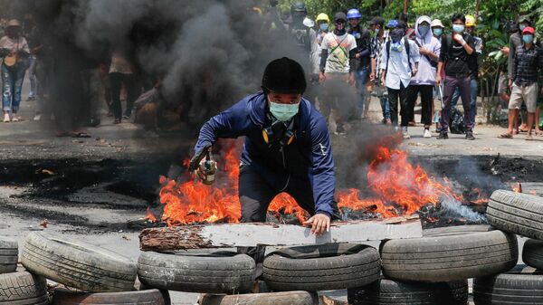 Мужчина на баррикадах в городе Янгон во время акции протеста против военного переворота в Мьянме