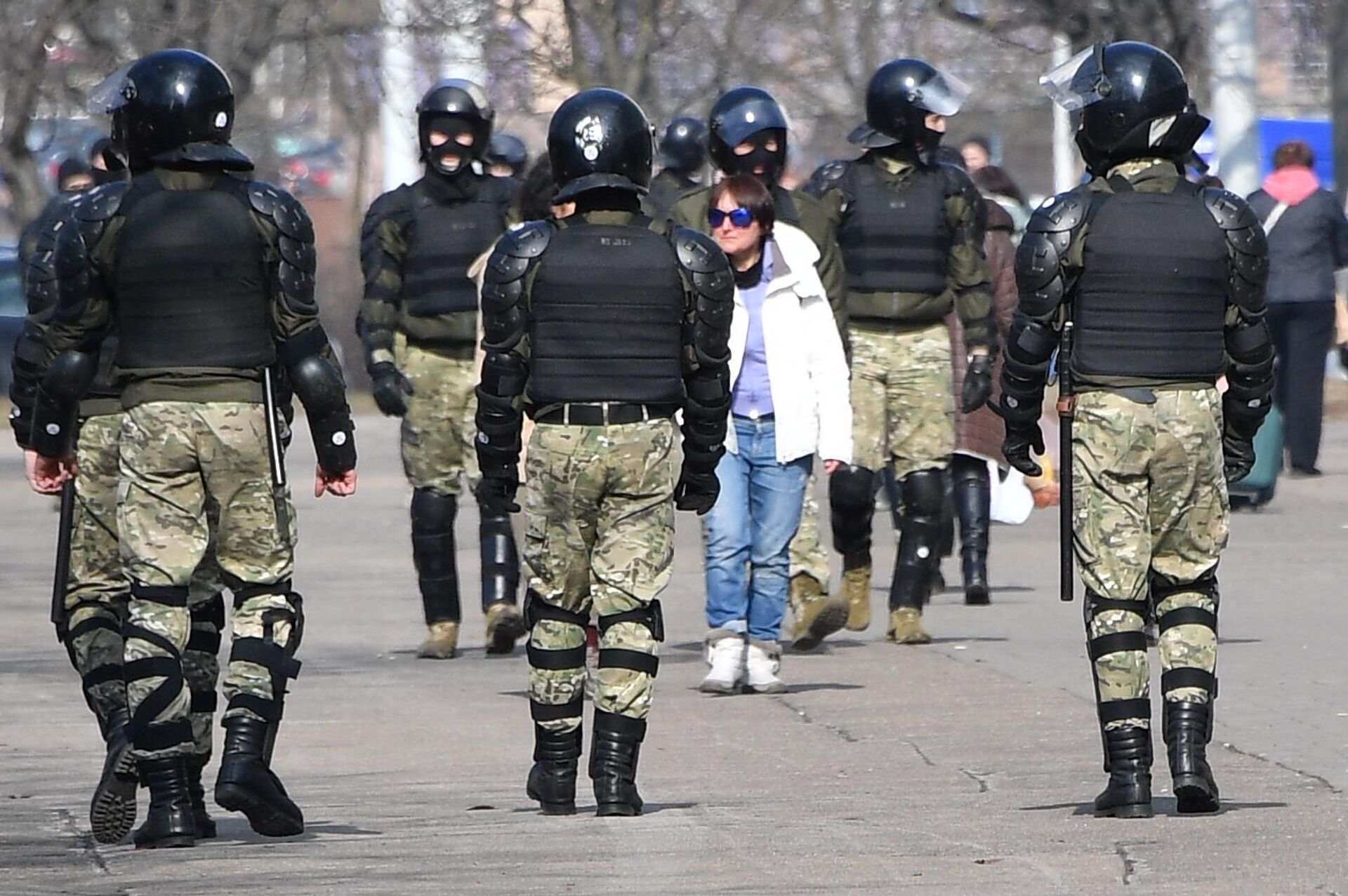 Сотрудники правоохранительных органов во время несанкционированной акции протеста в Минске - РИА Новости, 1920, 19.04.2021