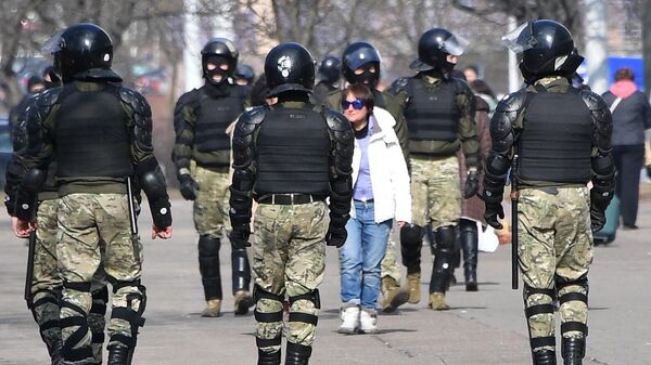 Сотрудники правоохранительных органов во время несанкционированной акции протеста в Минске