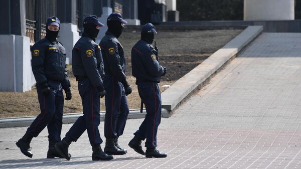 Сотрудники правоохранительных органов во время несанкционированной акции протеста в Минске